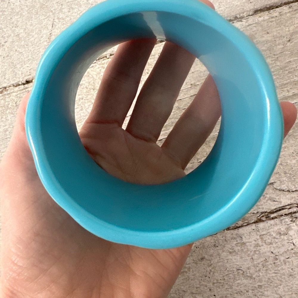 Vintage Chunky Wide Blue Carved Lucite Bangle - Picture 3 of 6